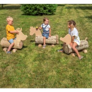 Kinderen spelen buiten op houten boomstam dieren, met herkenbare dierenvormen en een natuurlijke uitstraling.
