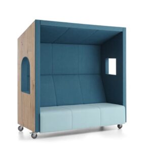 Houten speelhuis met open ontwerp, doorkijkvensters en luifel, ideaal voor rollenspellen en verbeeldingskracht.