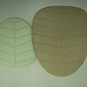 Akoestische panelen in de vorm van bladeren, één groen en één bruin, voor geluidsreductie in scholen en kantoren.