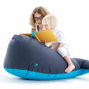 Knuffelbare walvis in zachte stof, perfect om op te zitten, met een kind dat leest. Ideaal voor speel- en leeromgevingen.