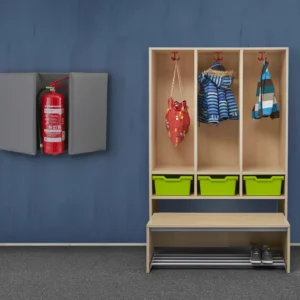 Vierkant beschermkussen voor brandblusser aan de muur, met kleding en opbergdozen in een schoolomgeving.