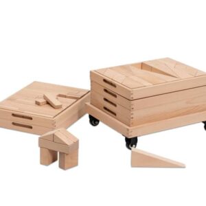 Houten bouwstenen in een wagen, inclusief verschillende basisvormen, ideaal voor kinderen vanaf 3 jaar.