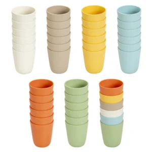 Set van 6 duurzame drinkbekers in diverse kleuren: wit, beige, geel, blauw, oranje en groen, gestapeld voor dagelijks gebr...