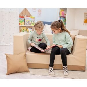 KDV Leesbankje Clubbo in beige, met twee kinderen die samen een boek lezen op de zachte, veilige zitting.