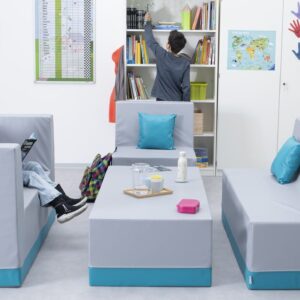 Comfortabel Leesbankje Clubbo XXL voor kinderen, met zachte zitting en afgeronde vormen, ideaal voor lezen en ontspannen.