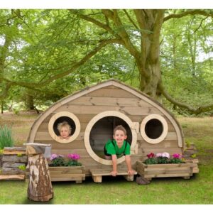 Sfeervol boshuisje van natuurlijke materialen met kinderen die spelen, omringd door groen en bloemen.