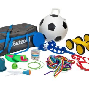 Grote tas met diverse speelmaterialen zoals ballen, speelgoedautos en touwen voor buitenspelen met groepen kinderen.