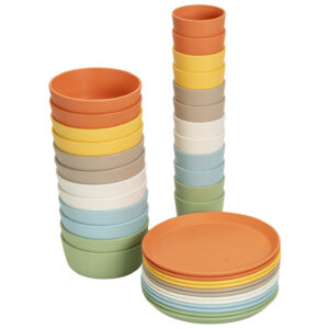 Duurzame servies set voor 12 kinderen met kleurrijke kommen, borden en bekers, geschikt voor dagelijks gebruik.
