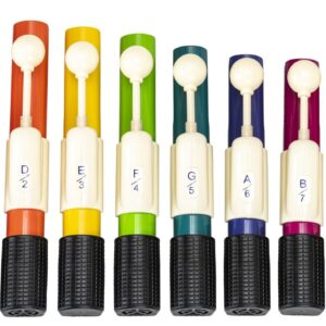 Kleurrijke handchimes in Boomwhackers-kleuren, met genummerde klankstaven voor muzikale activiteiten.