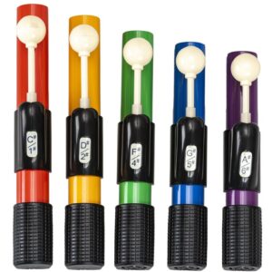 Kleurrijke handchimes in Boomwhackers-kleuren, met specifieke toonhoogtes, ideaal voor muziekeducatie.