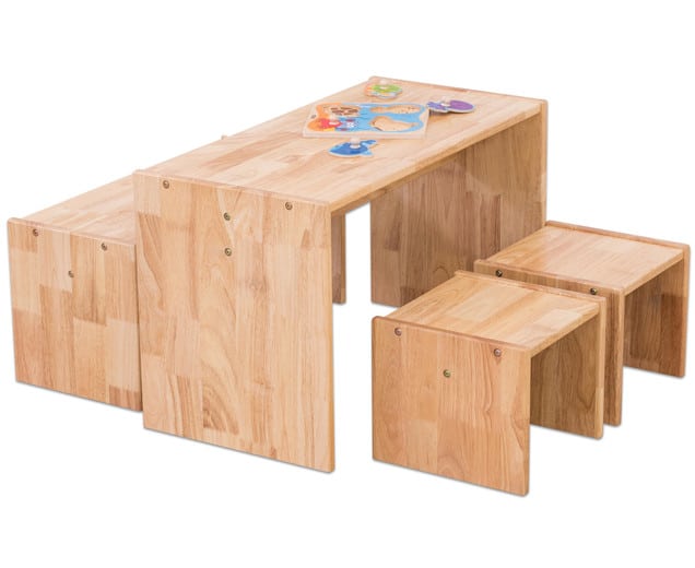 Houten tafel met 2 krukjes en een bank, ideaal voor kinderopvang, ruimtebesparend en multifunctioneel.