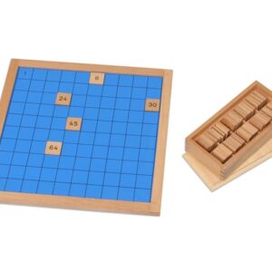 Honderdveld met 100 vakjes en houten cijferkaartjes van 1 t/m 100 in een kist, ideaal voor getalbegrip en rekenen.