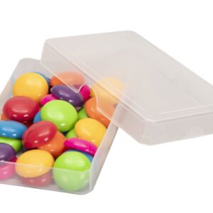 Transparante kaartenbox met kleurrijke speelfiguren, ideaal voor het opbergen van kaarten en spelaccessoires.