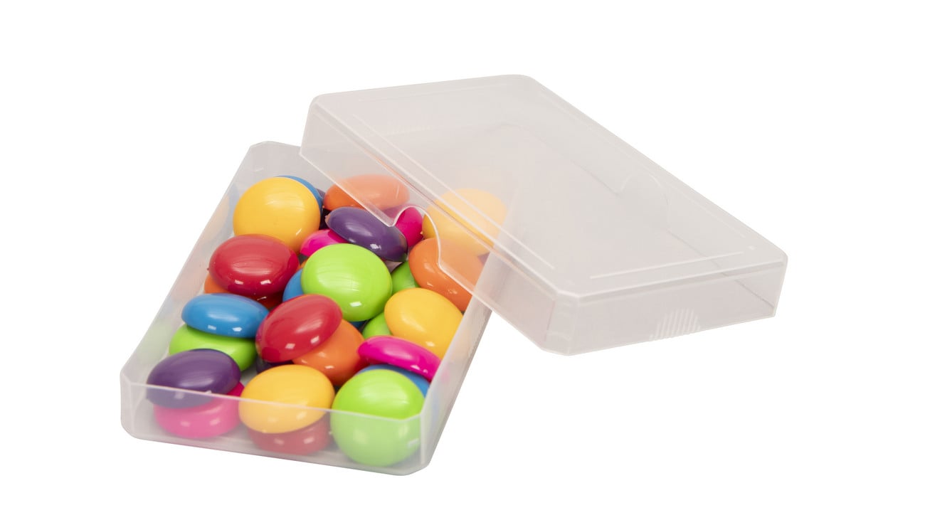Transparante kaartenbox met kleurrijke speelfiguren, ideaal voor het opbergen van kaarten en spelaccessoires.