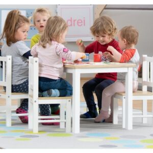 Lichte, vriendelijke 3-delige zitgroep met tafel en stoelen, ideaal voor kinderen van 2 tot 5 jaar om te spelen en knutselen.