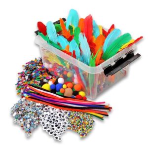 Klassenset knutselmaterialen met veren, pompons, kralen, pijpenragers en meer, ideaal voor creatieve projecten in de klas.