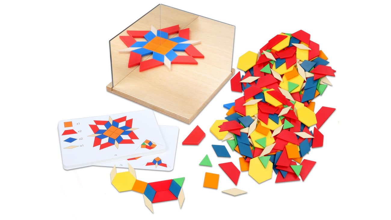 Patronen leggen met hoekspiegel, kleurrijke vormen in rood, geel, blauw en groen, inclusief leskaarten en transparante doos.