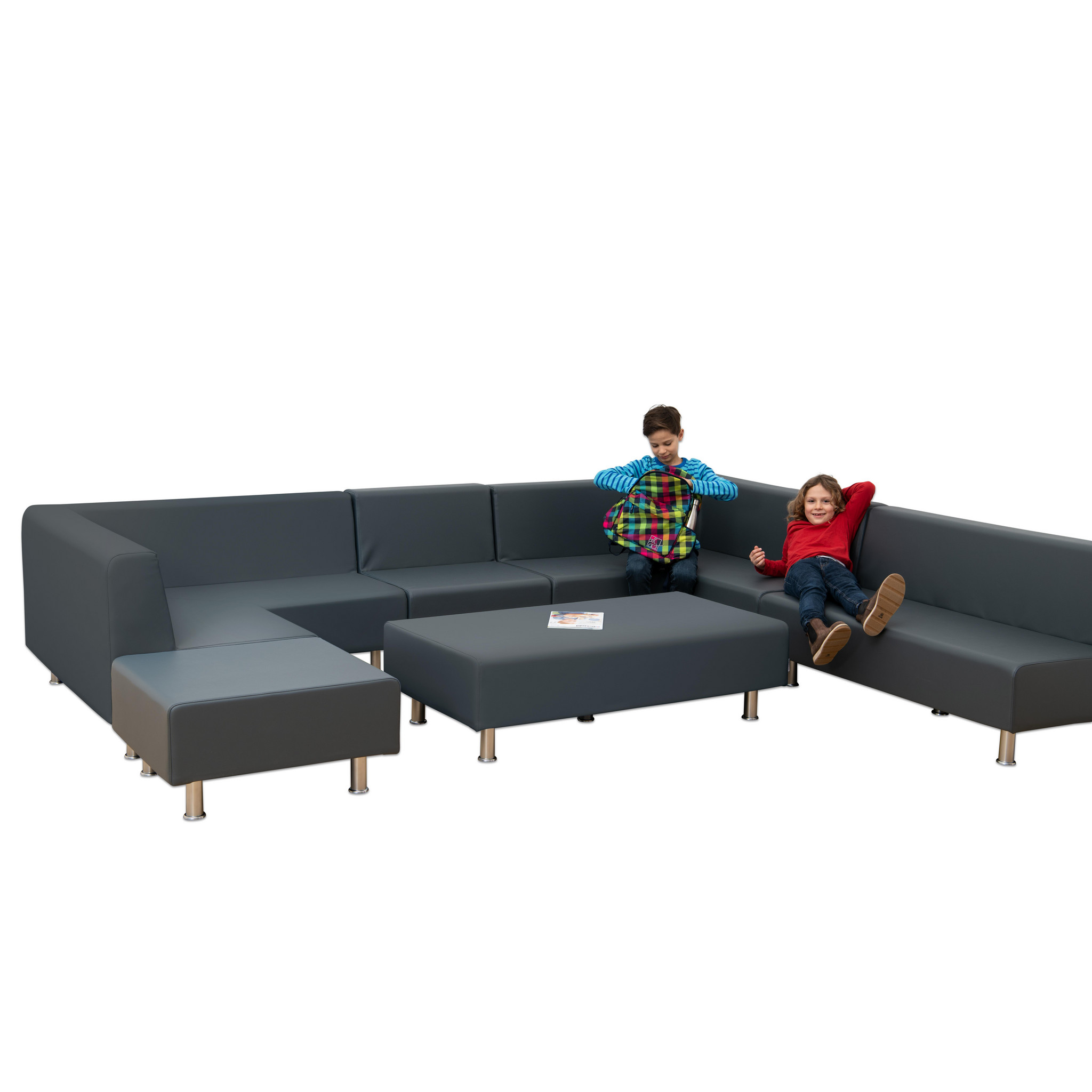 Flexeo BSO/KDV lounge set in grijs, bestaande uit hoekelement en banken, met kinderen die ontspannen zitten. Zithoogte 29cm.