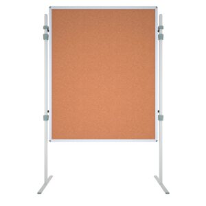 Vaststaand kurkbord van 150 × 120 cm, ideaal voor presentaties en projectwerk, met een royaal oppervlak voor informatie.
