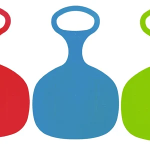 Drie zitsleeën in rood, blauw en groen, met brede zitvlakken en handgrepen, ideaal voor sneeuwpret.