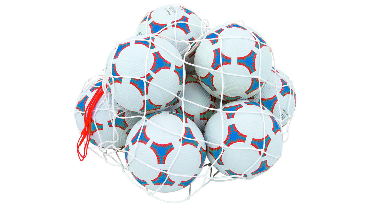 Schoolpleinvoetbal set met meerdere witte voetballen met kleurrijke applicaties in een net. Geschikt voor jonge voetballers.