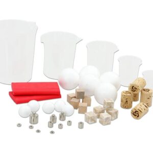 Experimenteerset met bekers, ballen, kurken, blokken en gewichten voor drijven en zinken experimenten.