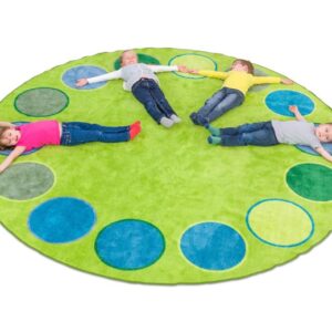 Speelkleed Dots in cirkelvorm met 14 kleurrijke zitplaatsen, kinderen liggen op het groene tapijt.