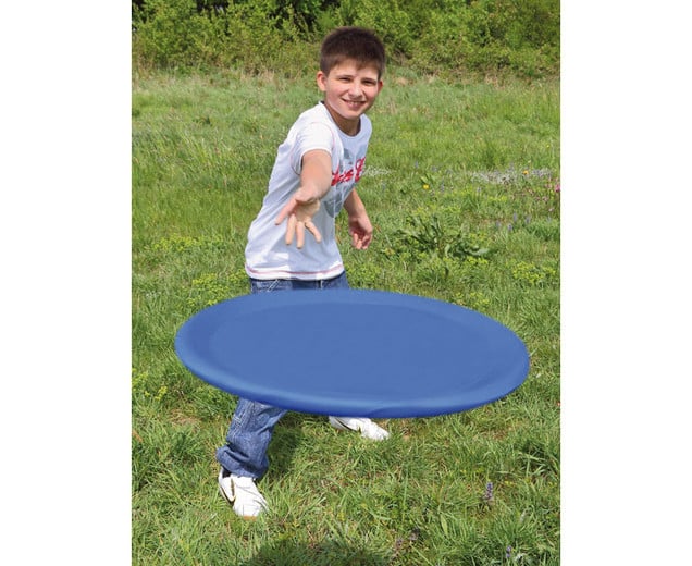 Extra grote frisbee met een doorsnede van 60 cm, zachte rand en een gewicht van 190g, in gebruik door een jongen.