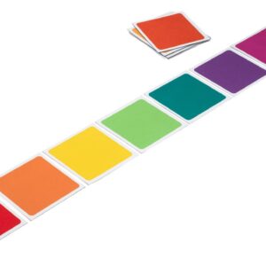 Kleurrijke Boomwhackers®-tapijttegels in een rechte lijn, met kleuren die overeenkomen met muziektheorie.