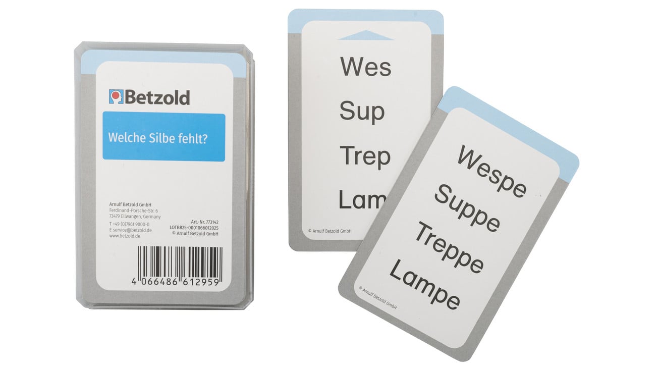 Kaartenset Welke lettergreep ontbreekt? met kaarten voor taalontwikkeling, zichtbaar in een doos met tekst.