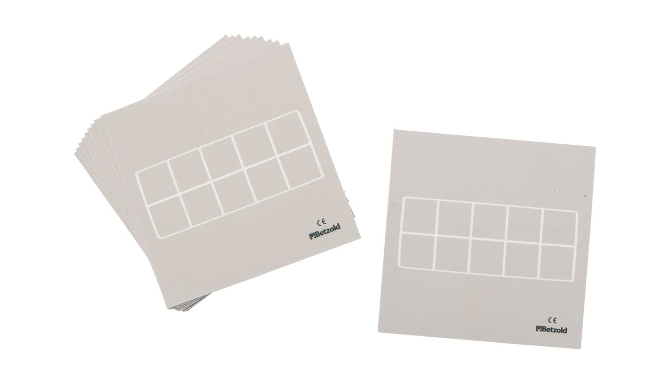 Tienveld-tapijttegels in grijs, met vakken voor aantallen en rekenbewerkingen, geschikt voor diverse hulpmiddelen.