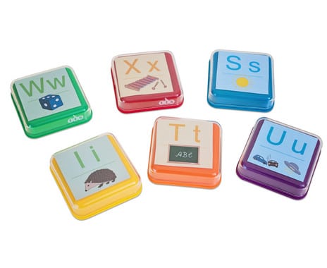 Zes kleurrijke leermiddelen met letters en afbeeldingen voor het oefenen van Engels spreken en luisteren.