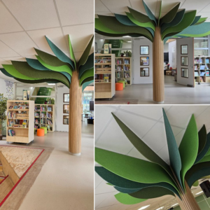 Akoestische boom van PET-vilt met houten latten in eiken decor, geplaatst in een moderne leeromgeving.