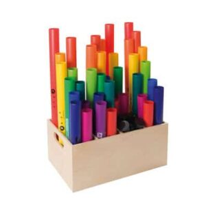 Kleurige boomwhackers in een houten kist, ideaal voor groepsmuziek in de klas, 39 stuks.