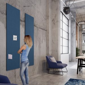 Frameloos bulletin prikbord van kurklinoleum, 120x200 cm, met zelfherstellend vermogen, in een moderne kantooromgeving.