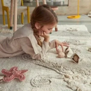 Wasbaar speelkleed Seabed met oceaanaccessoires, handgemaakt van duurzaam katoen, kind speelt erop.