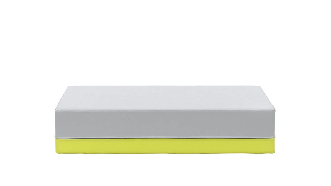 Clubbo Lounge Hocker in grijs met gele onderkant, biedt comfortabele zitruimte voor kinderen in een moderne stijl.