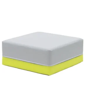 Compacte Clubbo Hocker met grijze bovenkant en gele onderrand, ideaal voor kinderopvang en intensief gebruik.