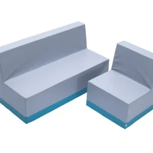 Clubbo Stoel in lichtgrijs met blauwe onderrand, ergonomisch en stapelbaar, ideaal voor kinderen in kinderopvang.