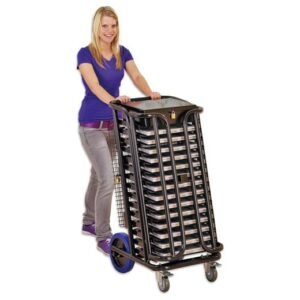 Laptop trolley met stevige wielen, gevuld met laptops, eenvoudig te verplaatsen door een vrouw in casual kleding.