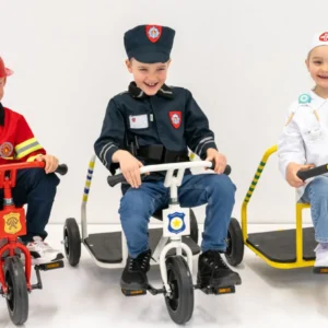 Driewielers in de kleuren van ambulance, politie en brandweer, met kinderen in kostuums, klaar voor avontuur.