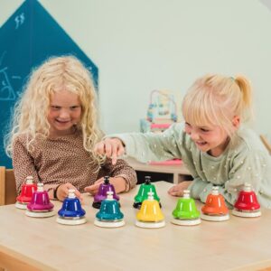 Kleurrijke diatonische muziektafelbellen (10 st.) met kinderen die spelen en muziek maken.