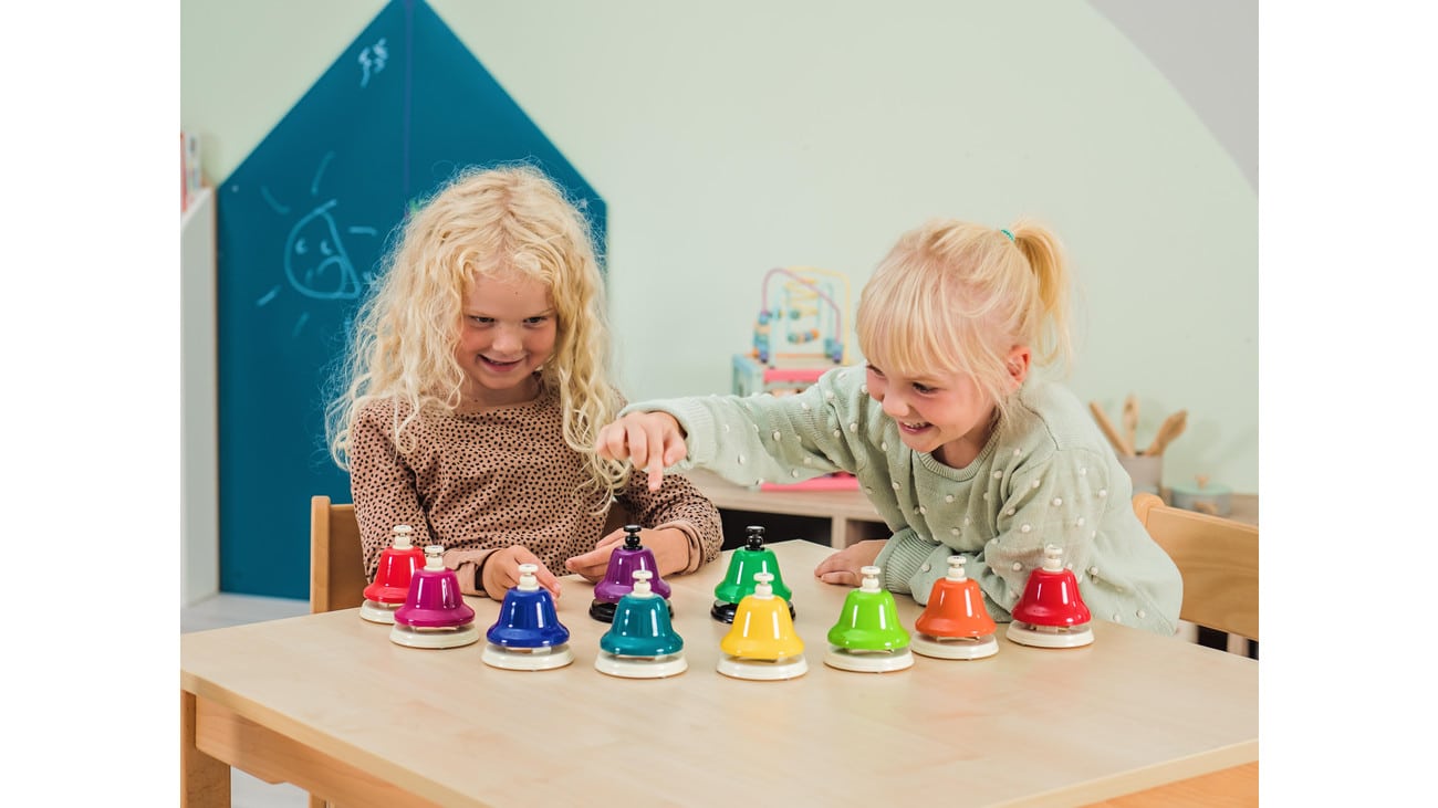 Kleurrijke diatonische muziektafelbellen (10 st.) met kinderen die spelen en muziek maken.