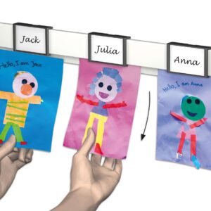 Info Rail ME van 1m met kleurrijke tekeningen van kinderen, bevestigd aan een wandrail met naambordjes.