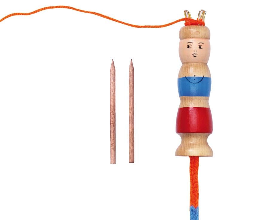 Houten brei-pop met oranje draad en twee houten breinaalden, ideaal voor creatief breien.