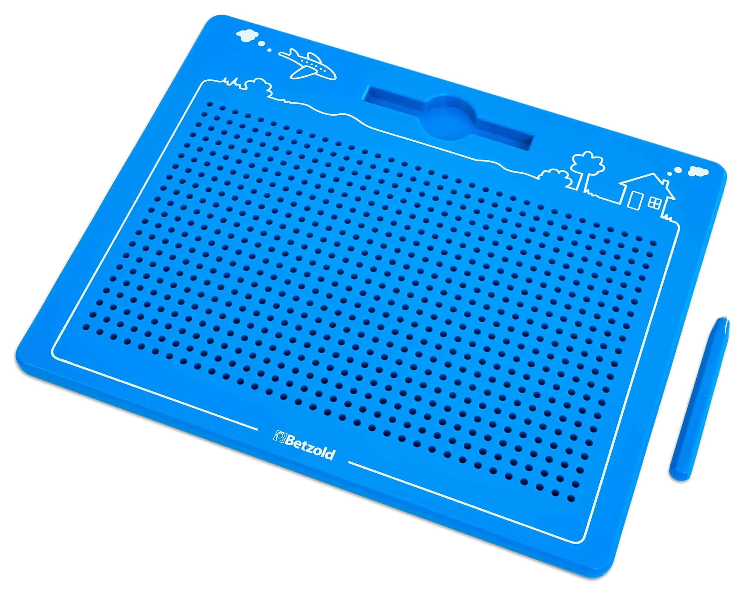 Blauw magnetisch tekenbord met perforaties en bijpassende pen, ideaal voor leren en motorische ontwikkeling.