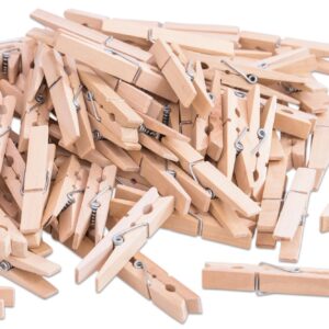 Pak met 100 houten wasknijpers, verspreid over een witte achtergrond, ideaal voor het ophangen van kleding.