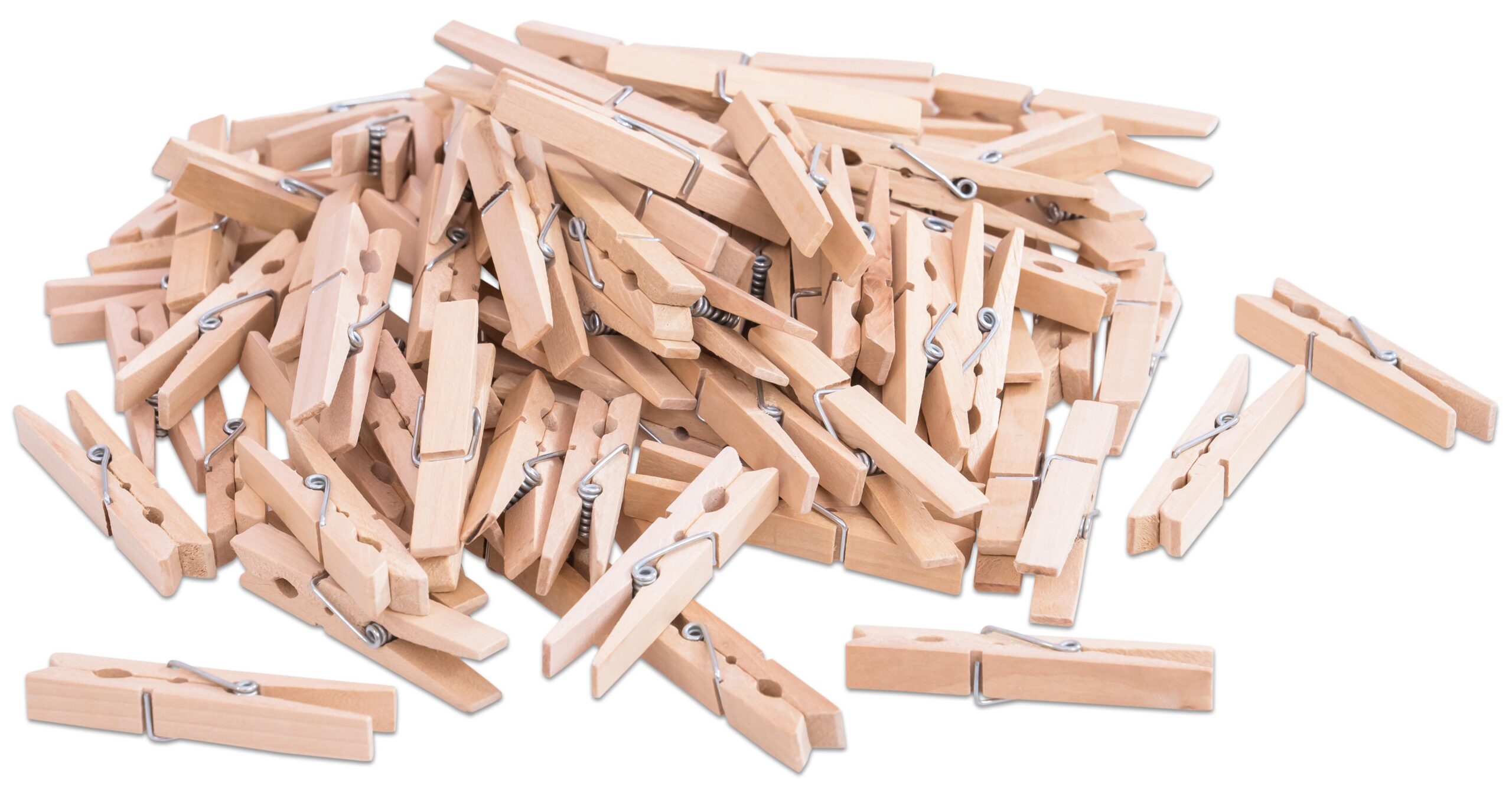 Pak met 100 houten wasknijpers, verspreid over een witte achtergrond, ideaal voor het ophangen van kleding.