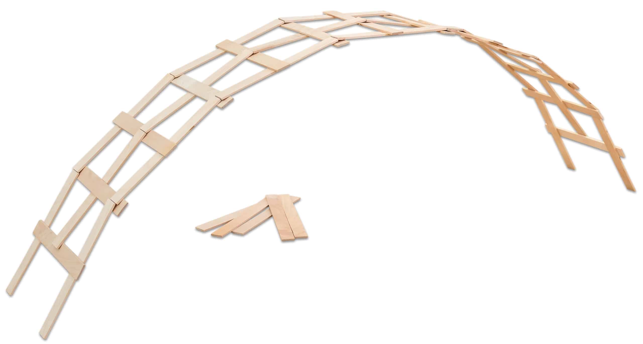 Houten constructie latjes, 99 stuks, met enkele latjes en een boogvormige constructie zichtbaar.