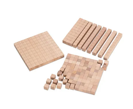 Grote houten rekenblokken in verschillende formaten, geschikt voor het leren van één-, tien- en honderdtallen.
